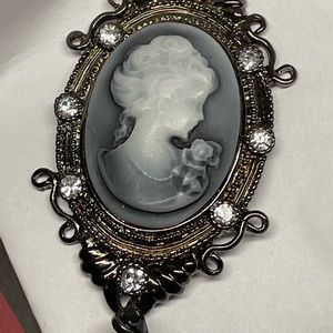 Cameo large pendant.